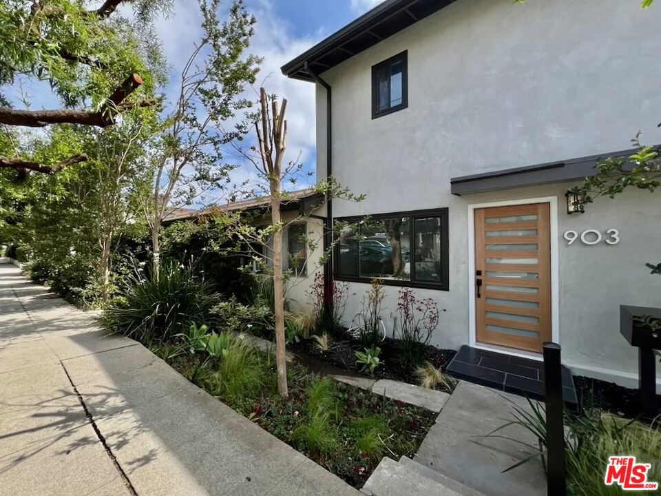 903 S Barrington Avenue