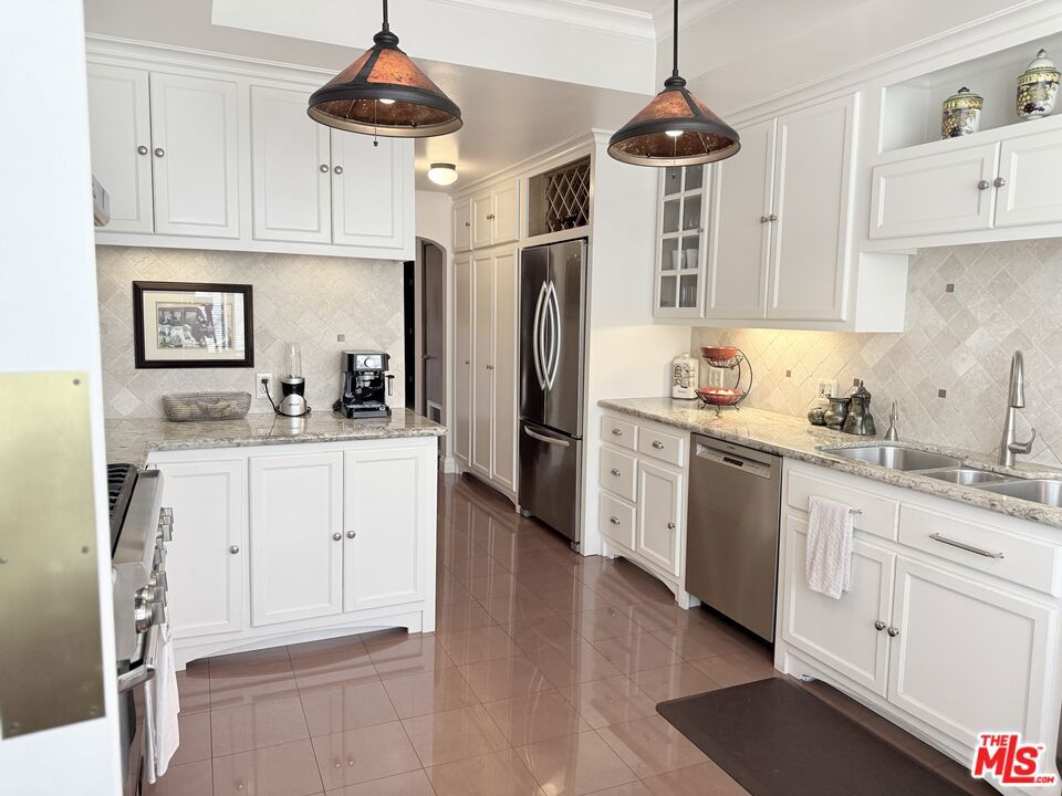 1220 Roxbury Drive 204