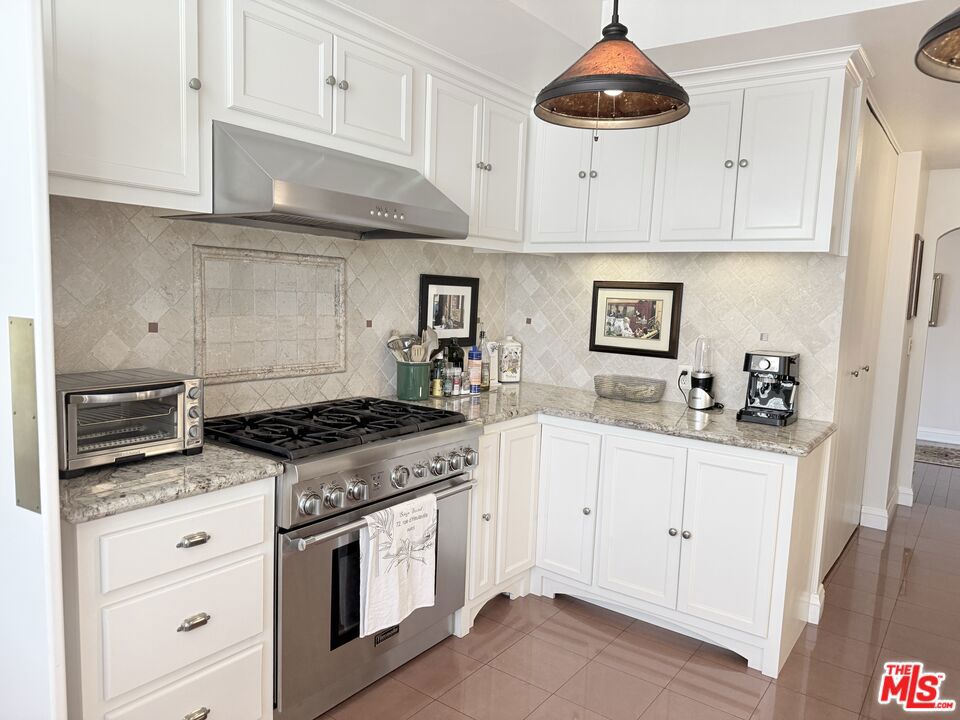 1220 Roxbury Drive 204