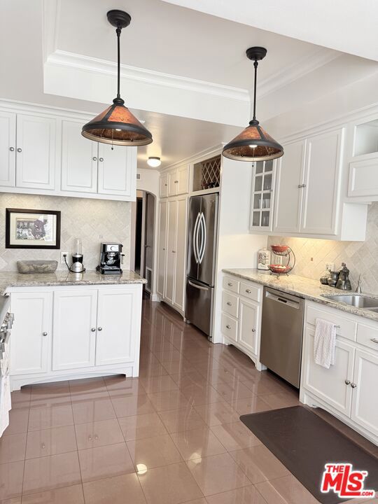 1220 Roxbury Drive 204