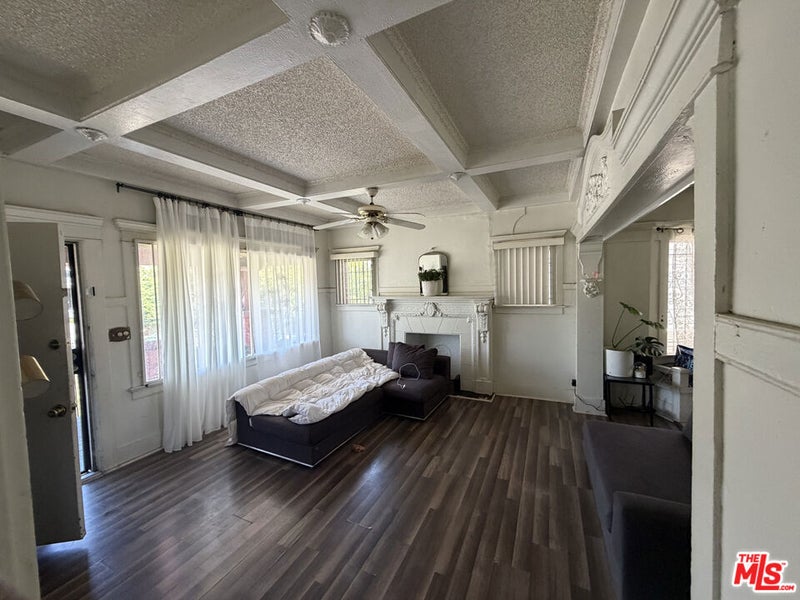 1140 W 51st Place