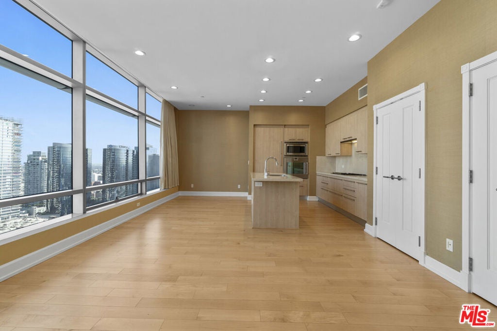 900 W Olympic Boulevard 30C
