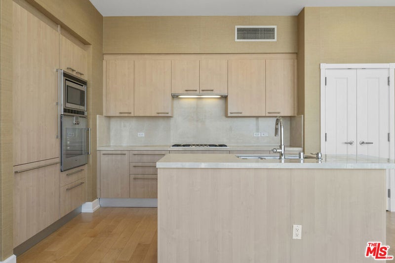 900 W Olympic Boulevard 30C