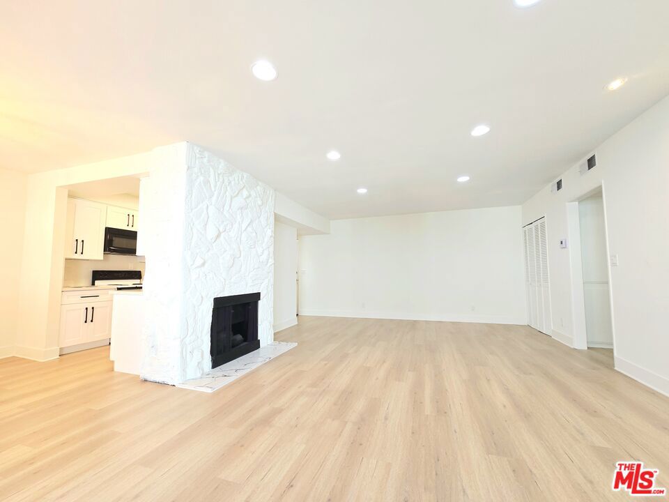 1262 S Barrington Avenue 204