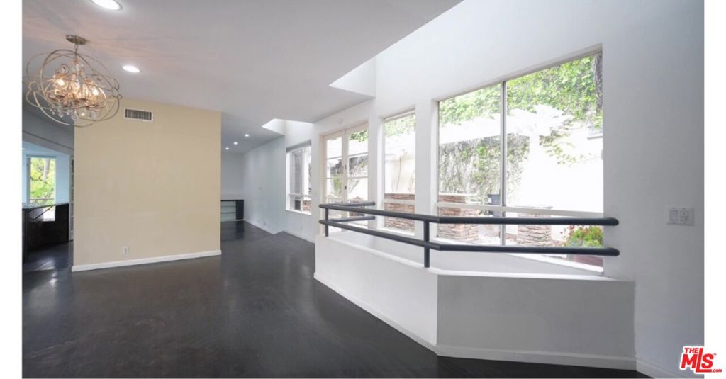 1833 Roscomare Road
