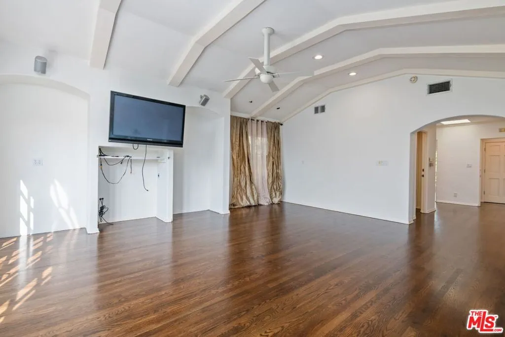 Los Angeles, California 90049, United States, 4 Bedrooms Bedrooms, ,4 BathroomsBathrooms,Residential,Active,240463