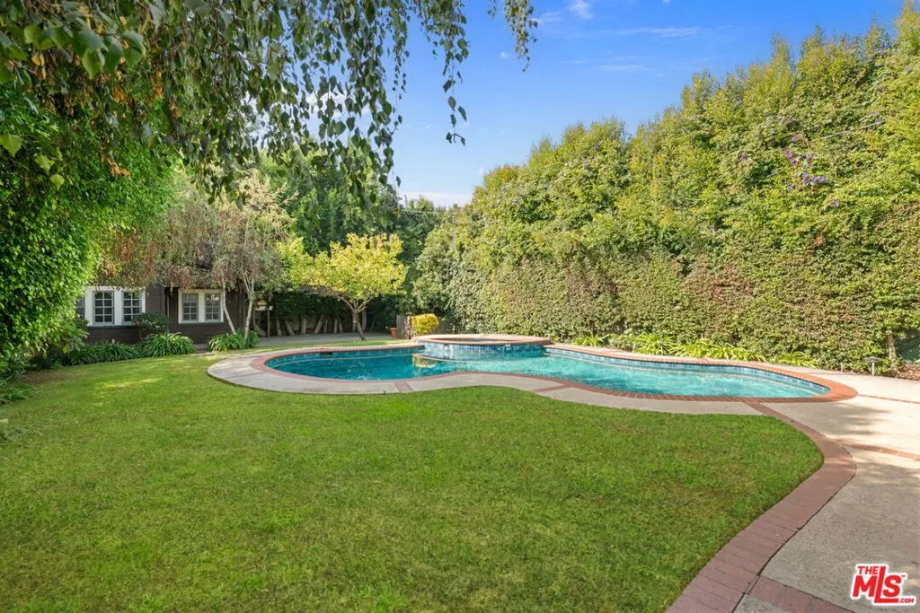 Los Angeles, California 90049, United States, 4 Bedrooms Bedrooms, ,4 BathroomsBathrooms,Residential,Active,240463