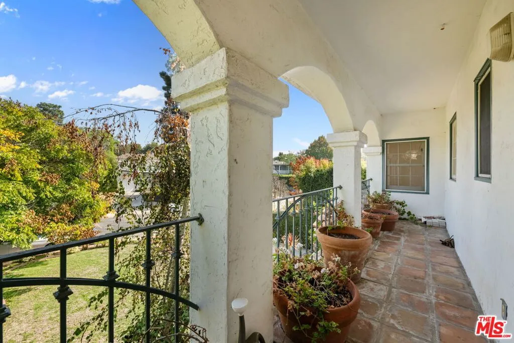 Los Angeles, California 90049, United States, 4 Bedrooms Bedrooms, ,4 BathroomsBathrooms,Residential,Active,240463