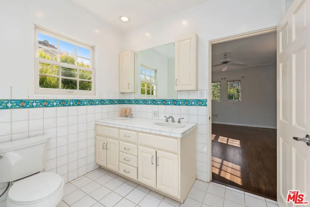 Los Angeles, California 90049, United States, 4 Bedrooms Bedrooms, ,4 BathroomsBathrooms,Residential,Active,240463