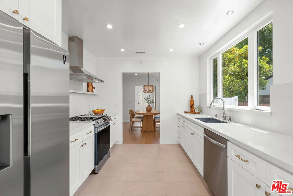 Toluca Lake, California 91602, United States, 3 Bedrooms Bedrooms, ,2 BathroomsBathrooms,Residential,Active,153460