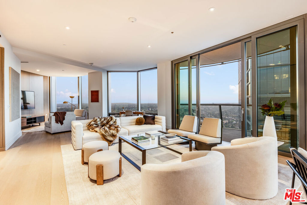 Properties 4 211 W Elm Court 18A
