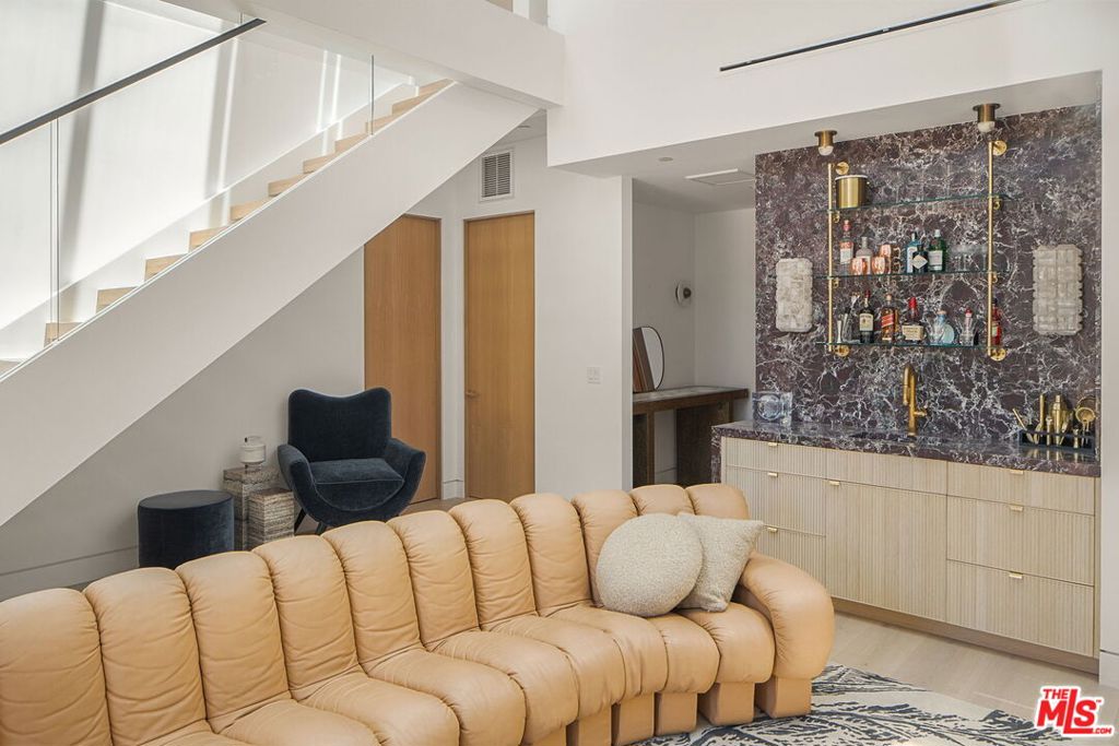 Properties 4 738 Palms Boulevard