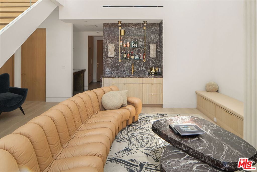 Properties 3 738 Palms Boulevard