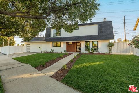 Photo of 10521 Cedros Avenue, San Fernando, CA 91345 (MLS # 25617929)