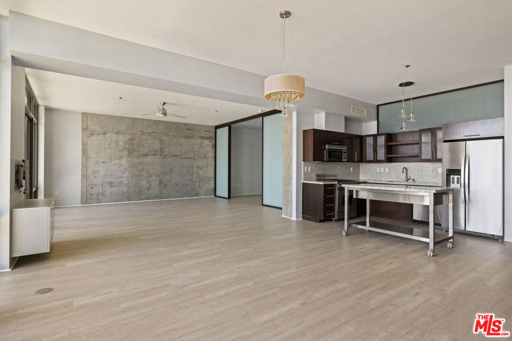 1111 S Grand Avenue 1211