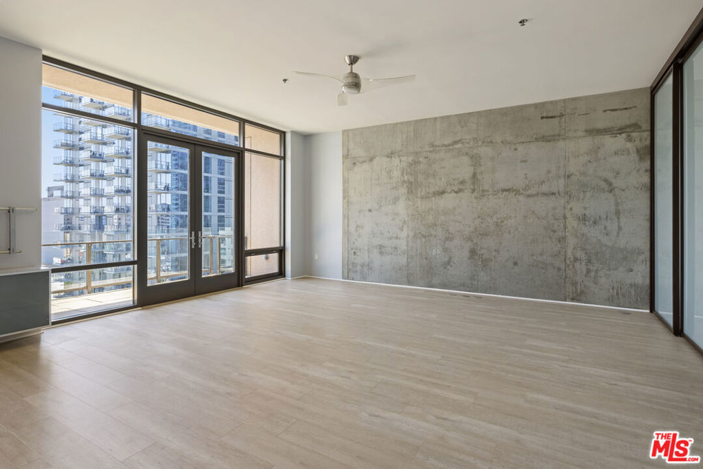 1111 S Grand Avenue 1211