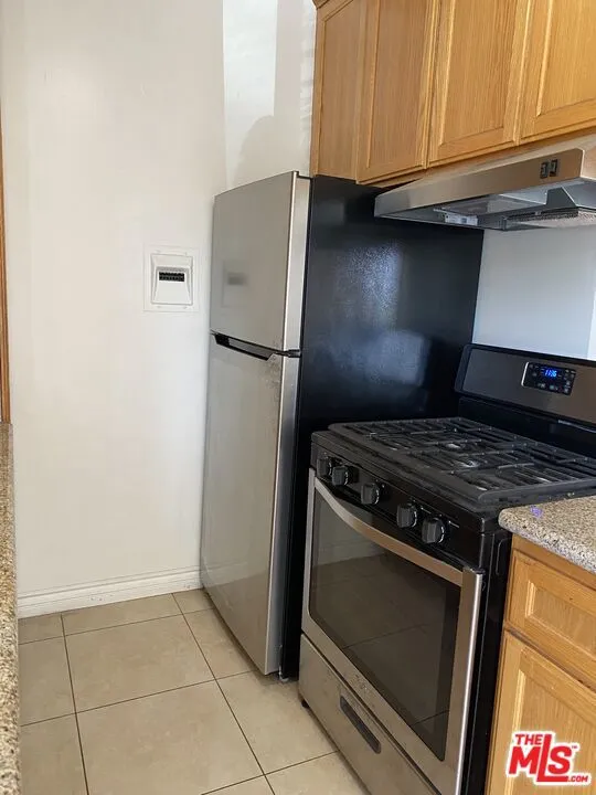 Los Angeles, California 90025, United States, 2 Bedrooms Bedrooms, ,2 BathroomsBathrooms,Residential,Active,242431