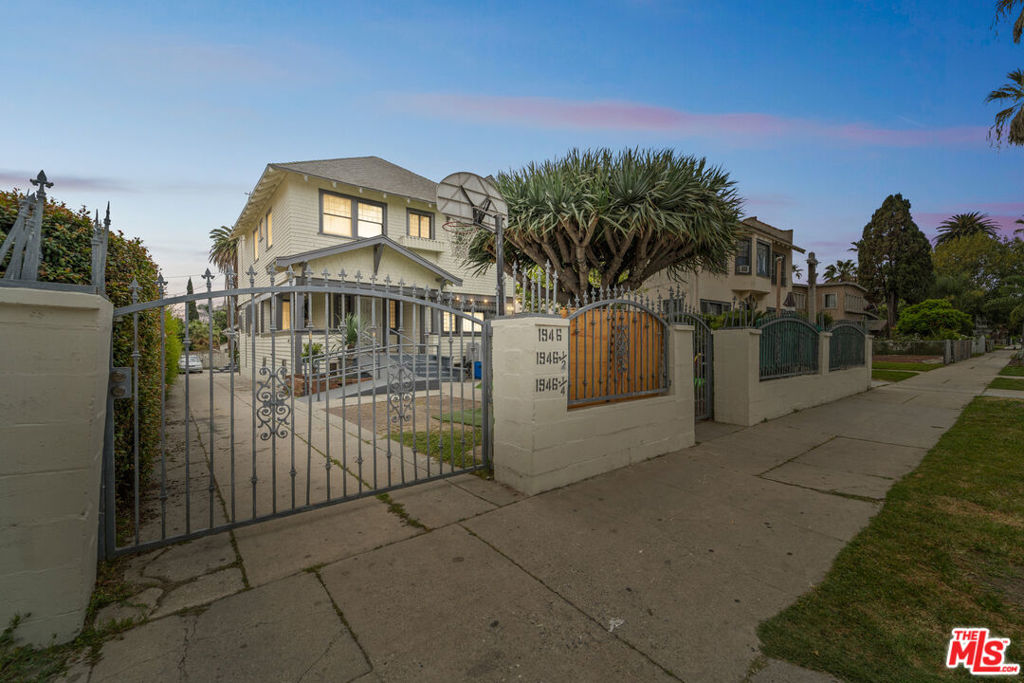 1946 S La Salle Avenue