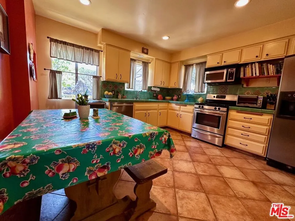 Los Angeles, California 90066, United States, 3 Bedrooms Bedrooms, ,2 BathroomsBathrooms,Residential,Active,196921