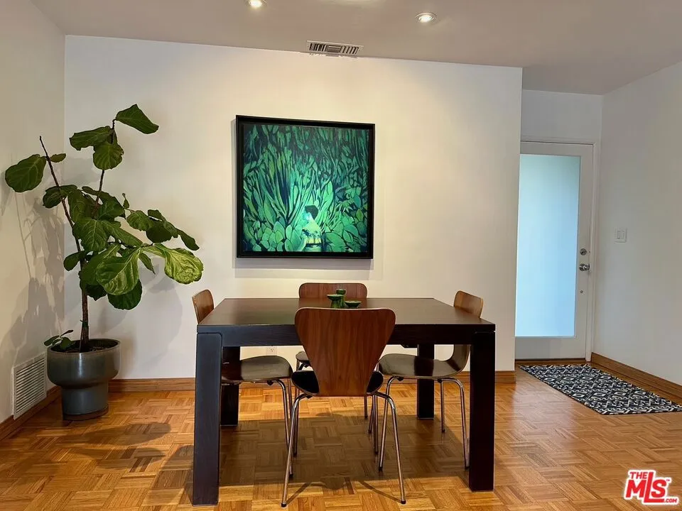 Los Angeles, California 90066, United States, 3 Bedrooms Bedrooms, ,2 BathroomsBathrooms,Residential,Active,196921