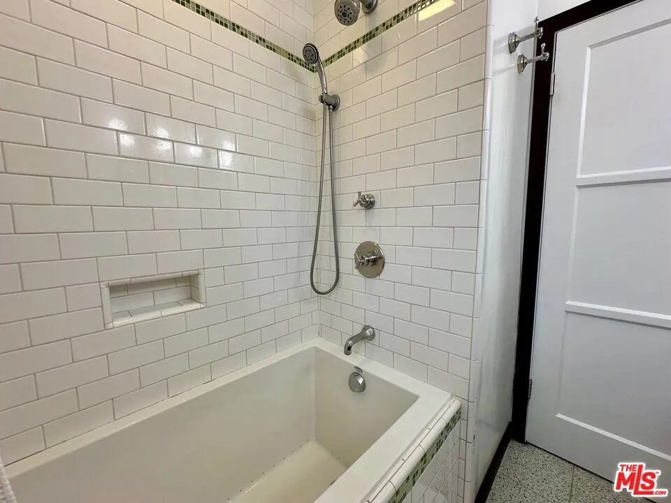 Los Angeles, California 90066, United States, 3 Bedrooms Bedrooms, ,2 BathroomsBathrooms,Residential,Active,196921