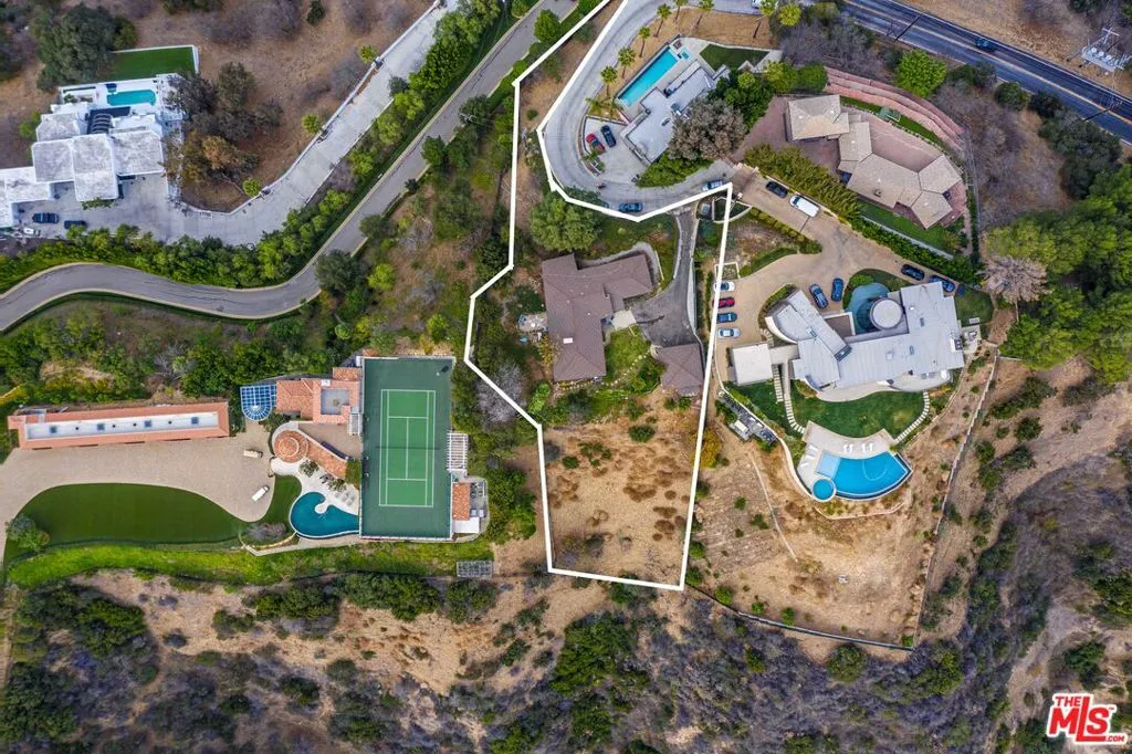 Beverly Hills, California 90210, United States, 5 Bedrooms Bedrooms, ,7 BathroomsBathrooms,Residential,Active,222619