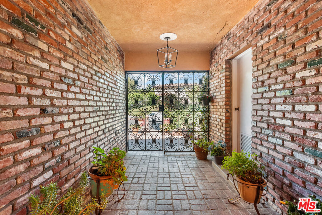 Properties 4 2103 N Hobart Boulevard