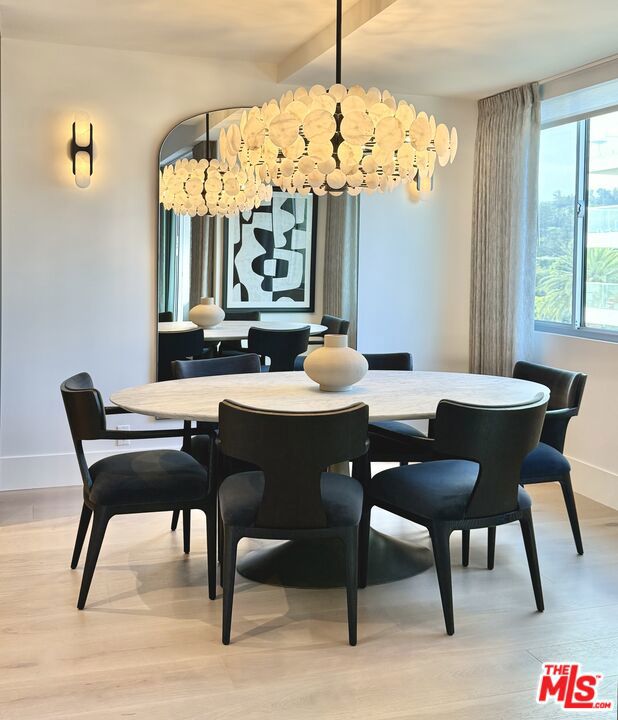 818 N Doheny Drive 901