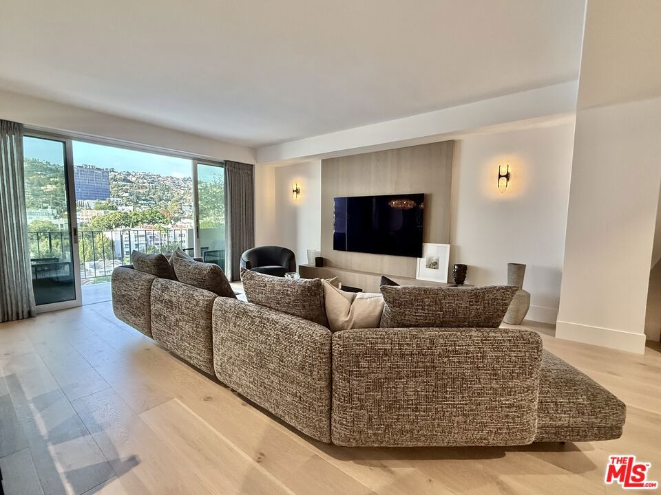 818 N Doheny Drive 901