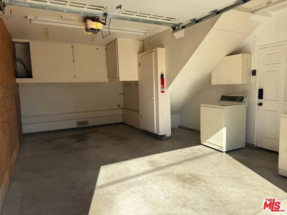 Sherman Oaks, California 91401, United States, 1 Bedroom Bedrooms, ,1 BathroomBathrooms,Residential,Active,250612