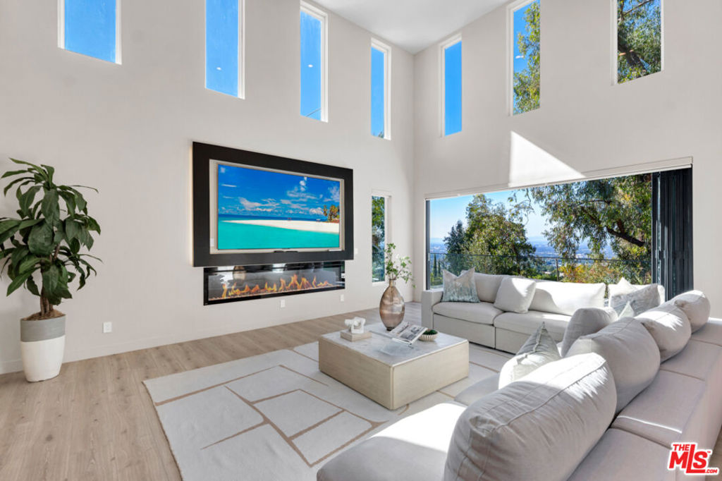 7966 Mulholland Drive