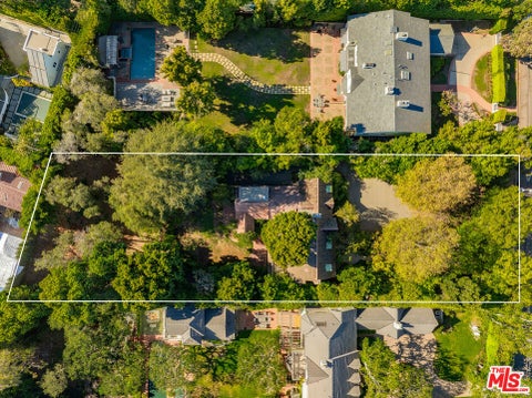 Photo of 357 N Carmelina Avenue, Los Angeles, CA 90049 (MLS # 26989401)