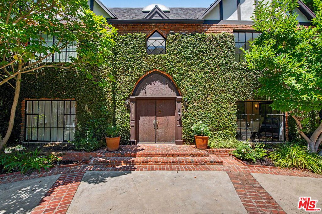 2411 Benedict Canyon Drive