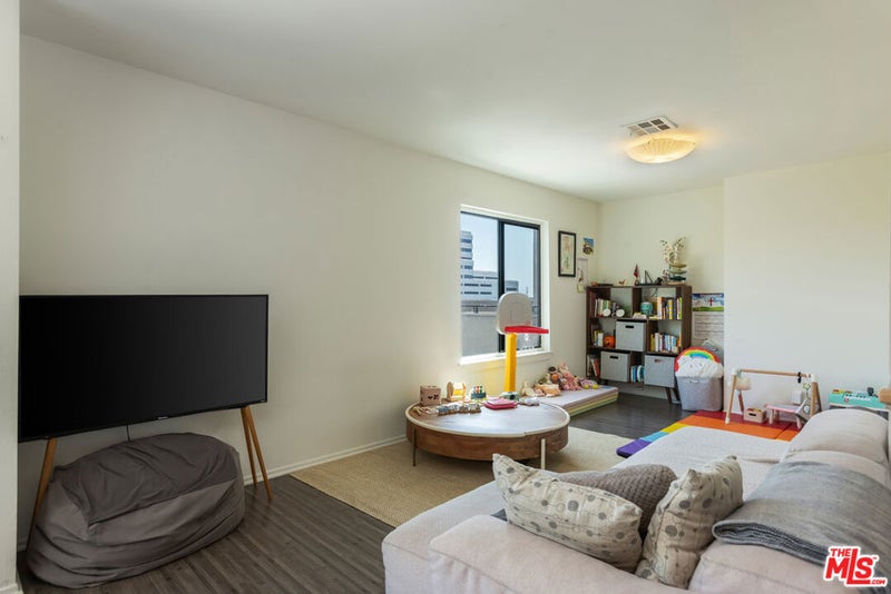 2121 Beloit Avenue 301