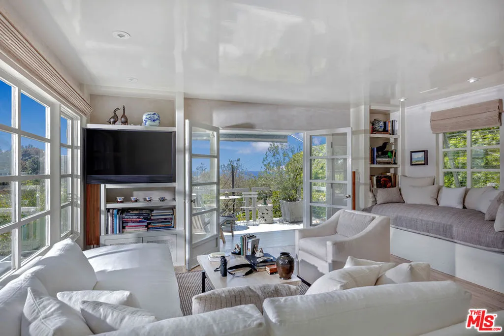 Santa Monica, California 90402, United States, 2 Bedrooms Bedrooms, ,3 BathroomsBathrooms,Residential,Active,137999