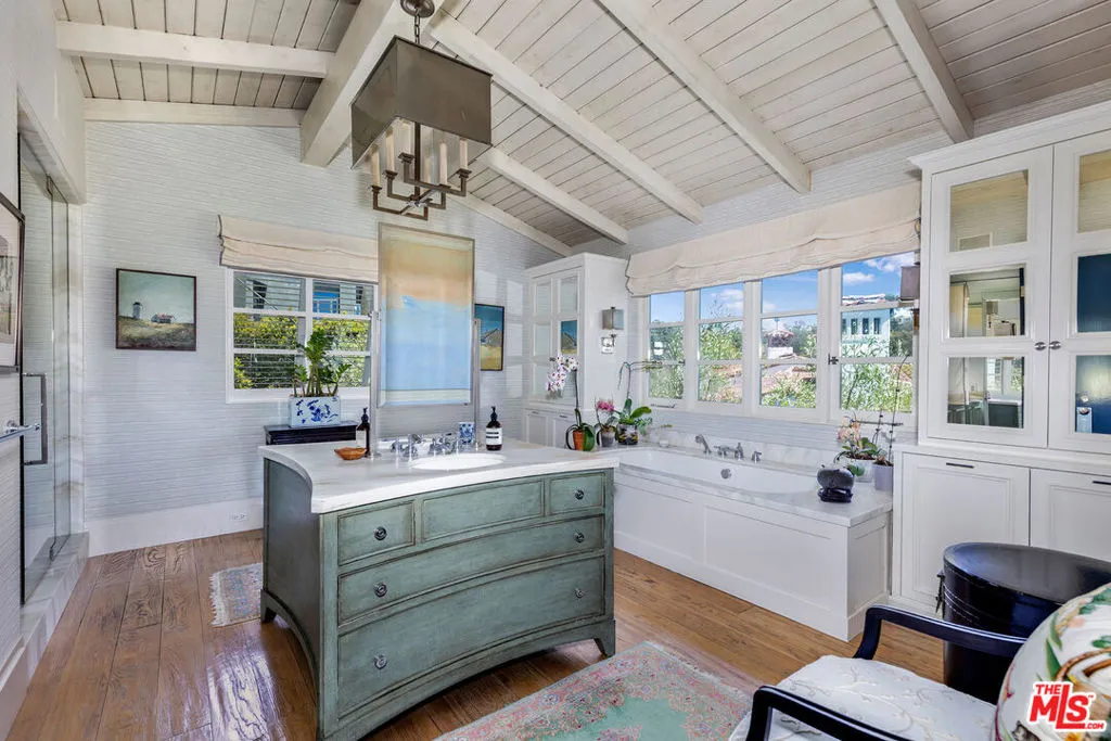 Santa Monica, California 90402, United States, 2 Bedrooms Bedrooms, ,3 BathroomsBathrooms,Residential,Active,137999