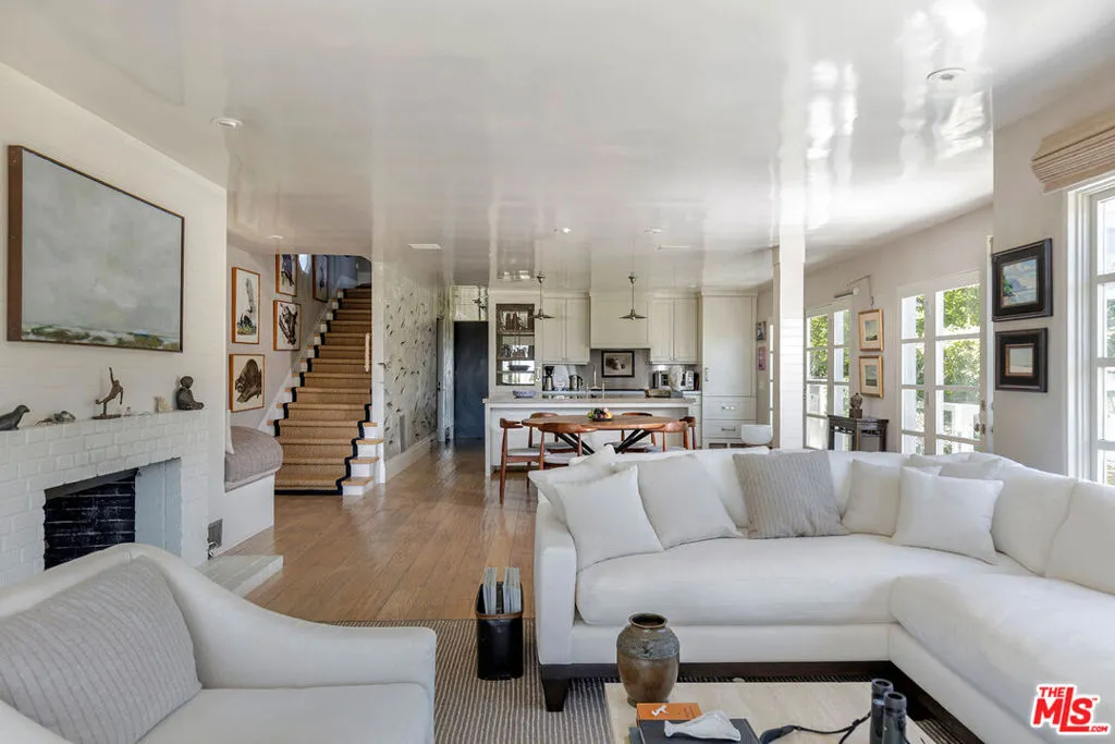 Santa Monica, California 90402, United States, 2 Bedrooms Bedrooms, ,3 BathroomsBathrooms,Residential,Active,137999