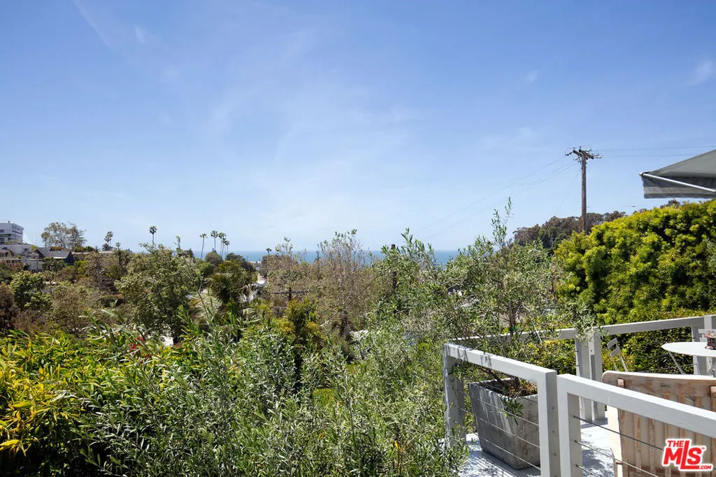 Santa Monica, California 90402, United States, 2 Bedrooms Bedrooms, ,3 BathroomsBathrooms,Residential,Active,137999