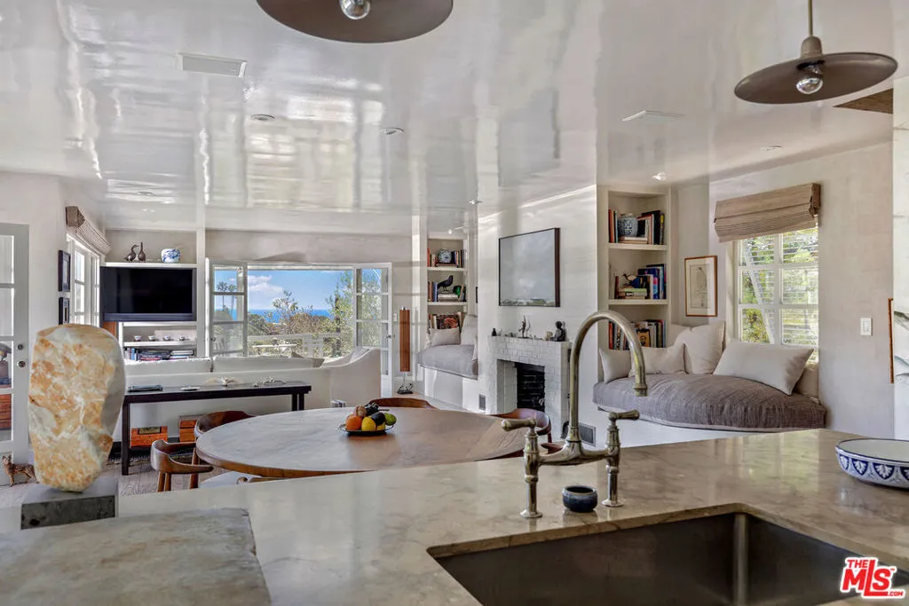 Santa Monica, California 90402, United States, 2 Bedrooms Bedrooms, ,3 BathroomsBathrooms,Residential,Active,137999