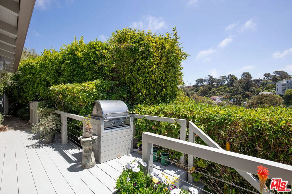 Santa Monica, California 90402, United States, 2 Bedrooms Bedrooms, ,3 BathroomsBathrooms,Residential,Active,137999