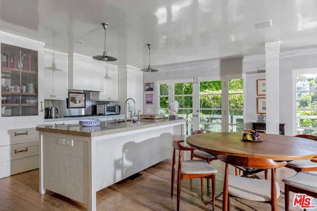 Santa Monica, California 90402, United States, 2 Bedrooms Bedrooms, ,3 BathroomsBathrooms,Residential,Active,137999