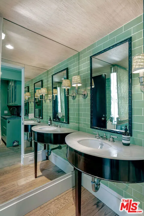 Santa Monica, California 90402, United States, 2 Bedrooms Bedrooms, ,3 BathroomsBathrooms,Residential,Active,137999