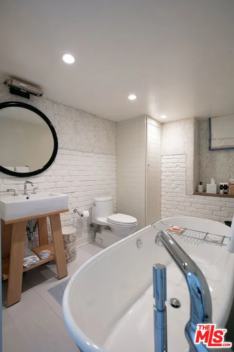 Santa Monica, California 90402, United States, 2 Bedrooms Bedrooms, ,3 BathroomsBathrooms,Residential,Active,137999