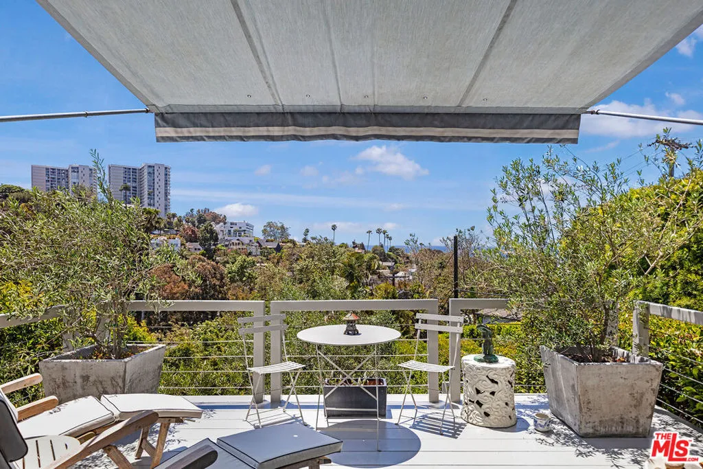 Santa Monica, California 90402, United States, 2 Bedrooms Bedrooms, ,3 BathroomsBathrooms,Residential,Active,137999