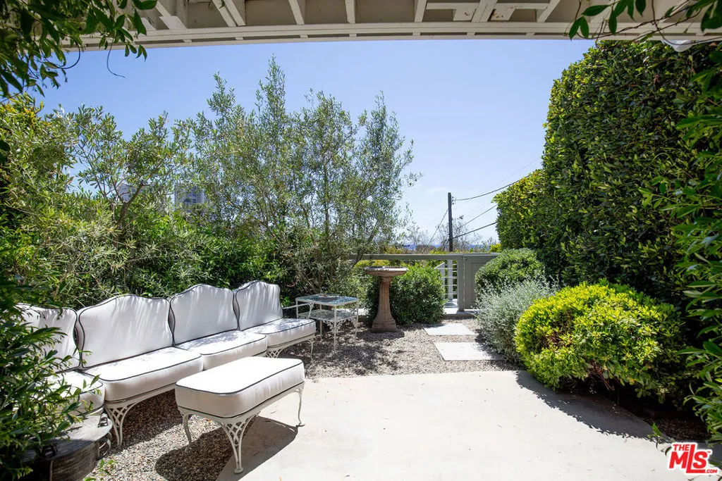 Santa Monica, California 90402, United States, 2 Bedrooms Bedrooms, ,3 BathroomsBathrooms,Residential,Active,137999