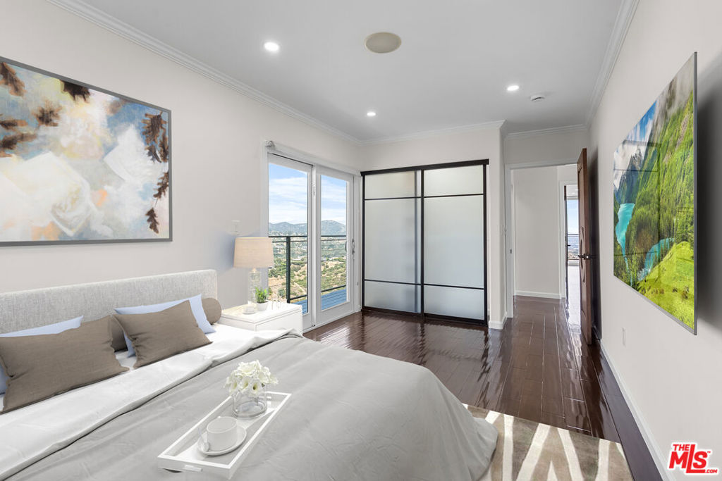 6960 Pacific View Drive