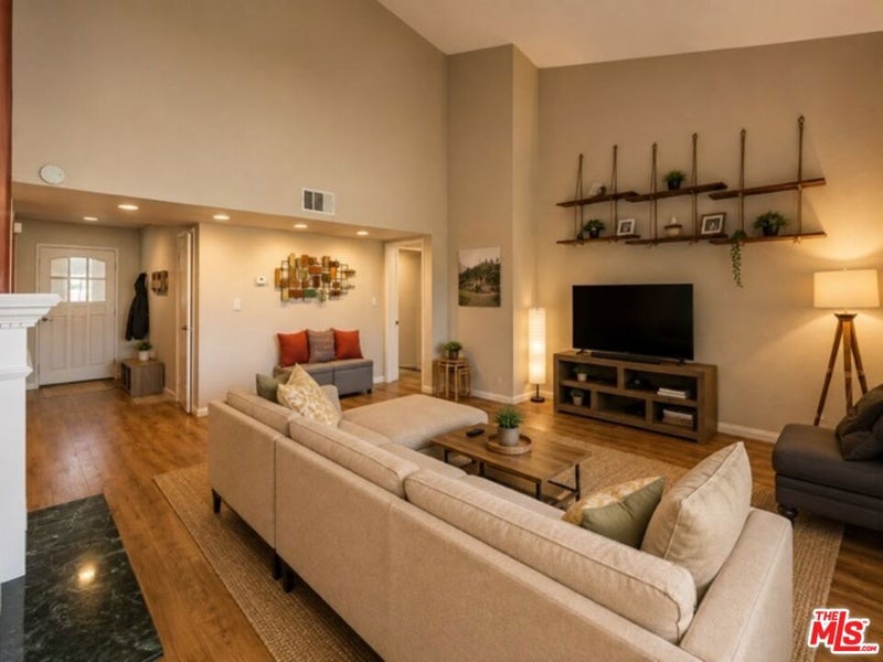 7625 Reseda Boulevard 305