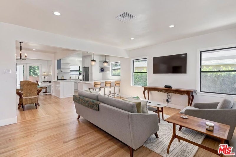 3232 S Beverly Drive