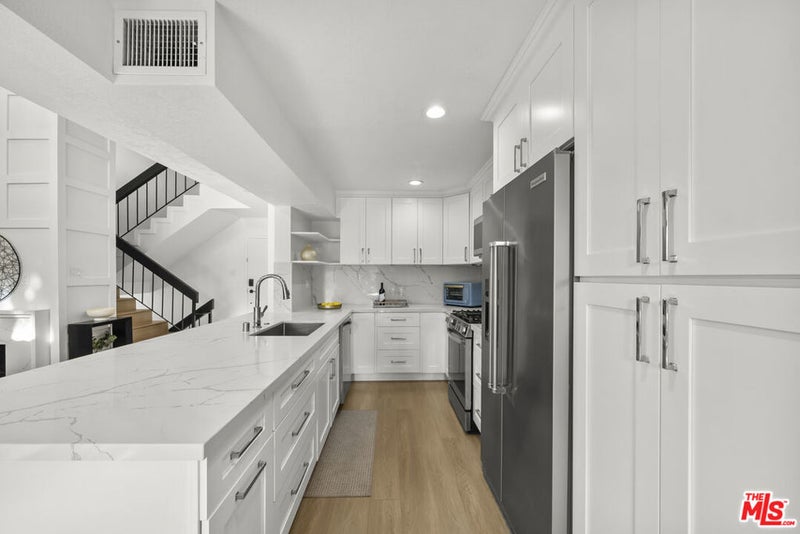 4425 Whitsett Avenue 214