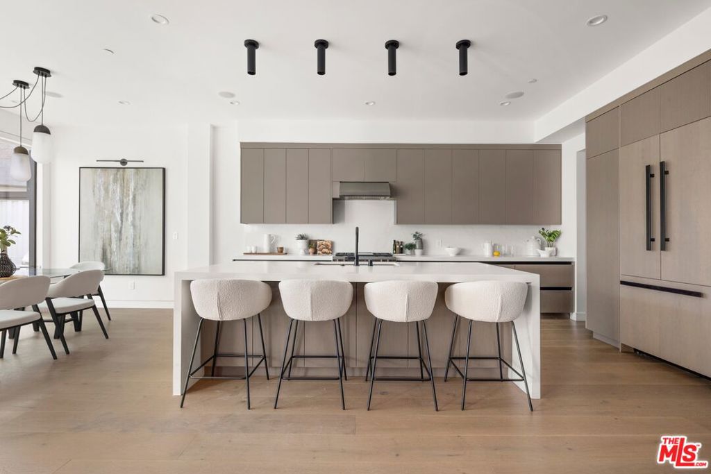 714 N La Jolla Avenue